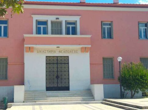 Κρήτη: Αναβλήθηκε η δίκη για την παράνομη βόσκηση – Πλήθος κόσμου έξω από τα Δικαστήρια