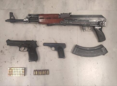 Κρήτη: Έβγαλαν… λαβράκι οι έρευνες των αστυνομικών – Βρέθηκαν καλάσνικοφ και πιστόλια