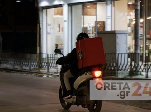 Kρήτη: Στο νοσοκομείο διανομέας μετά από σύγκρουση με αυτοκίνητο