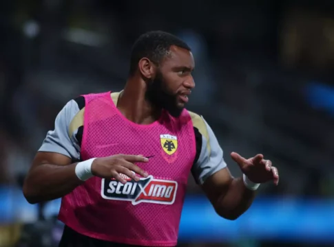 Ο Άρολντ Μουκουντί της ΑΕΚ τραυματίστηκε και βγήκε νοκ άουτ για τα ματς της εθνικής Καμερούν