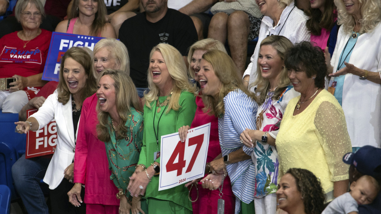 Ο Ντόναλντ Τραμπ και οι «ομορφες κυρίες» που τον ακολουθούνσε κάθε προεκλογική συγκέντρωση