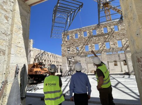 Ολοκληρώνεται η τοποθέτηση του νότιου τμήματος της οροφής της Δημοτικής Αγοράς Χανίων