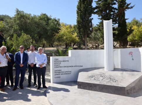 Σε κλίμα συγκίνησης τα εγκαίνια του μνημείου για τα θύματα των εργατικών δυστυχημάτων στον Κρουσώνα