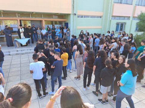 Σε σχολεία των Χανίων ο Νίκος Καλογερής για τον καθιερωμένο αγιασμό