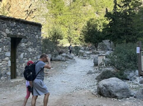 Αγανακτισμένοι οι κάτοικοι της Αγ. Ρουμέλης από τις συνεχείς απαγορεύσεις διέλευσης στον Εθνικό Δρυμό Σαμαριάς – Άνοιξαν τη μία είσοδο