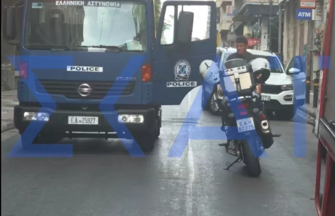 Αθήνα: Ύποπτο όχημα στο κέντρο - Κλειστή η Σωκράτους