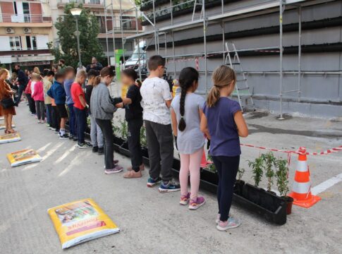Χανιά: Μικροί μαθητές φύτευσαν 3.000 γιασεμιά στον τοίχο του Δημοτικού Πάρκινγκ ΚΥΔΩΝ