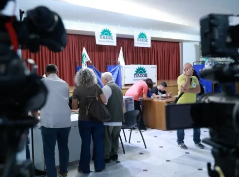 Εκλογές ΠΑΣΟΚ: Ψήφισαν 201.654 ως τις 18:30 – Στις 19:30 κλείνουν οι κάλπες