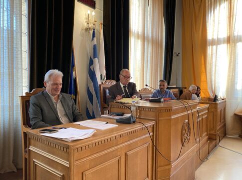 Ένταση στο δημοτικό συμβούλιο Ηρακλείου για τους συμβασιούχους – “Με εκθέσατε” από τον Δήμαρχο Ηρακλείου Αλέξη Καλοκαιρινό προς τους εργαζομένους