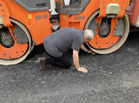 Έσωσαν γατάκι που βρέθηκε κάτω από οδοστρωτήρα (εικόνες)