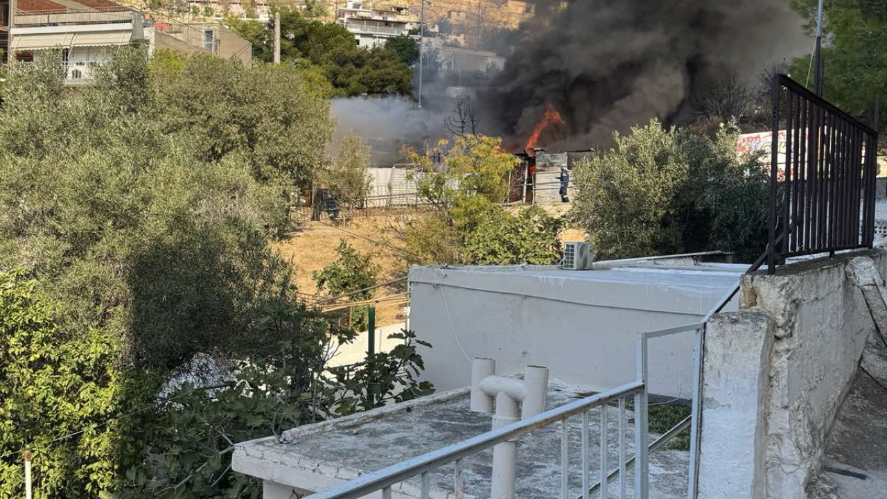 Φωτιά σε χαμηλή βλάστηση στο Πέραμα - Σηκώθηκε ελικόπτερο