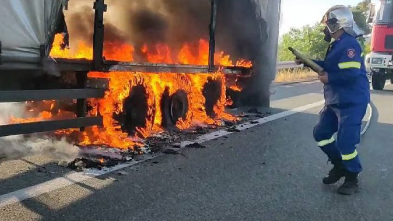 Ιωάννινα: Στις φλόγες τυλίχτηκε φορτηγό στην Ιονία Οδό