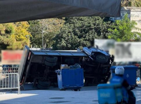 Ηράκλειο: Φορτηγό «τούμπαρε» στο κέντρο της πόλης