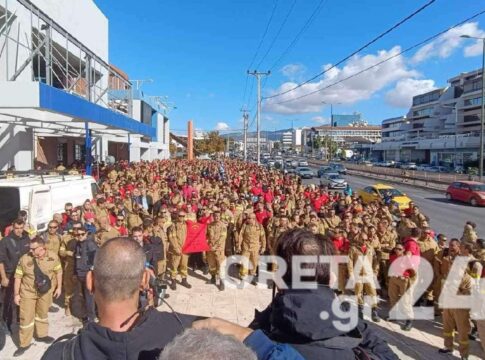 Πυροσβέστες από την Κρήτη στη διαμαρτυρία έξω από το υπουργείο Πολιτικής Προστασίας – Τι ζητούν