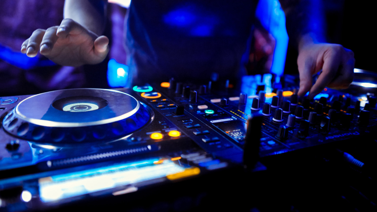 Σφραγίζεται το κλαμπ που χορήγησε αλκοόλ σε ανηλίκους στη λεωφόρο Βουλιαγμένης