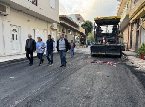 Στις εργασίες ασφαλτόστρωσης στα Καμίνια ο Αλέξης Καλοκαιρινός