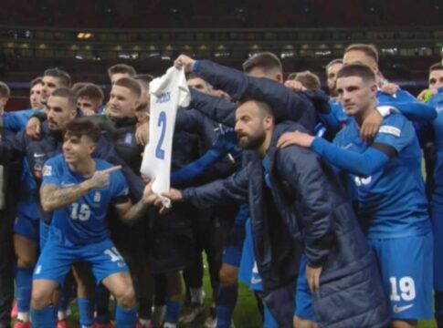 Συγκλονιστική στιγμή: Σύσσωμη η Εθνική πήγε στους Έλληνες φιλάθλους με φανέλα Μπάλντοκ – Ξέσπασαν σε κλάματα οι διεθνείς