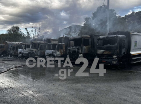 Τρείς συλλήψεις για τον εμπρησμό στο αμαξοστάσιο του δήμου Μαλεβιζίου