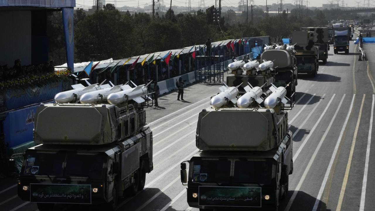 Al Arabiya: Μετά τις απειλές Χαμενεΐ, οι ιρανικές δυνάμεις παίρνουν θέση για να χτυπήσουν το Ισραήλ