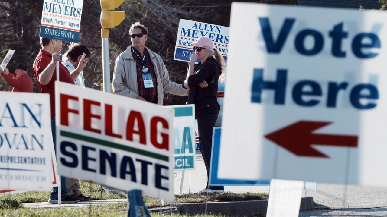 AP: Οι νέοι ψηφοφόροι δείχνουν μικρή, αλλά ενδεχομένως σημαντική, στροφή προς τον Τραμπ