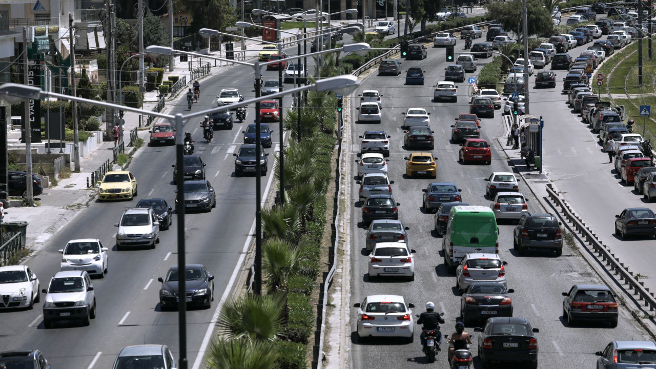 Αττική Οδός: Έπεσαν χώματα από φορτηγό