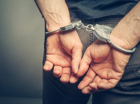 Χανιά: Χειροπέδες σε άνδρα για όπλα