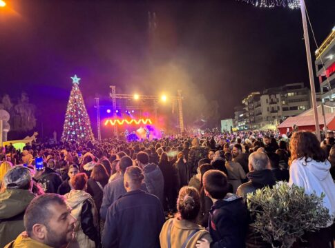 Χιλιάδες κόσμου στην εκδήλωση φωταγώγησης του Χριστουγεννιάτικου δέντρου του Δήμου Ηρακλείου – Εντυπωσίασαν τα αθόρυβα πυροτεχνήματα