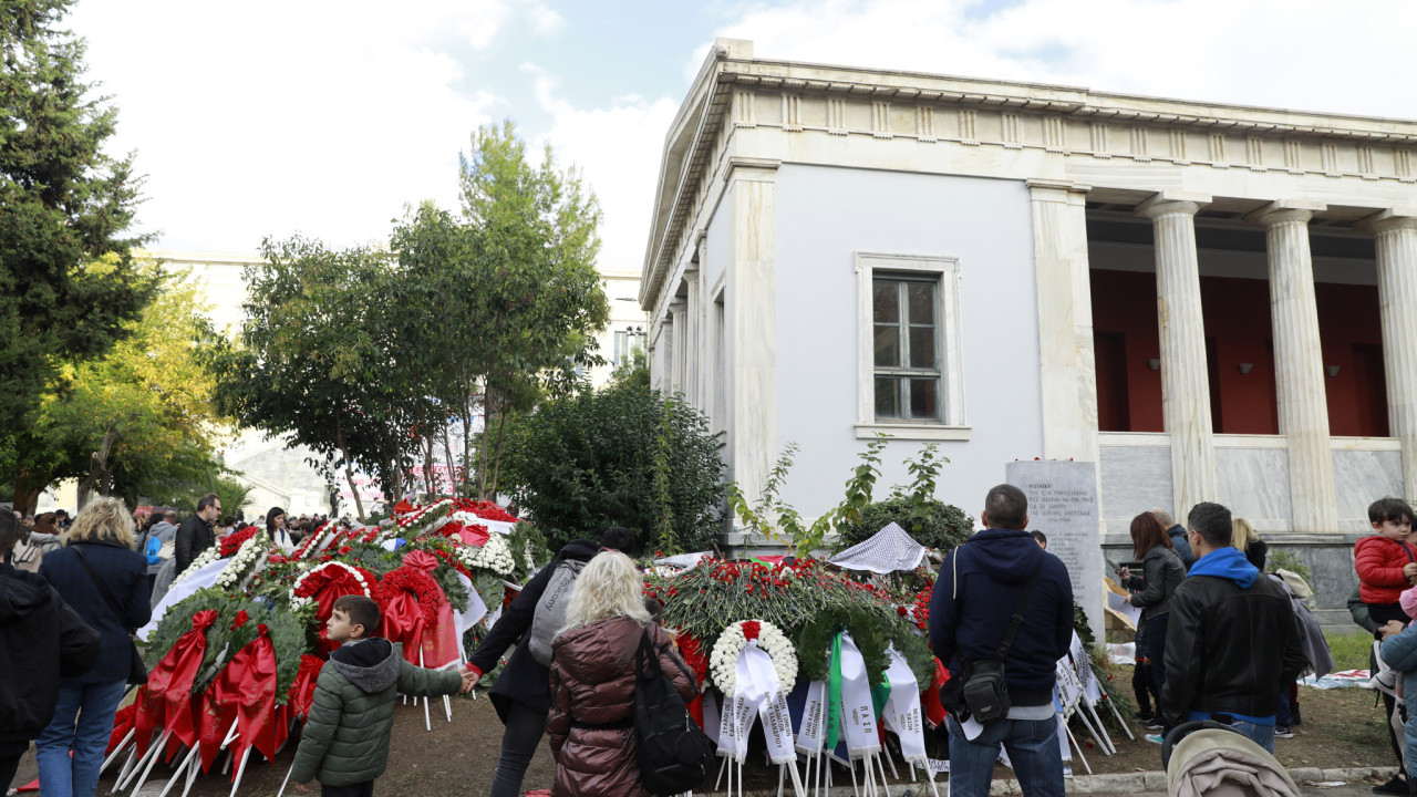 Έκλεισαν οι πύλες του Πολυτεχνείου - Σε λίγη ώρα ξεκινά η πορεία