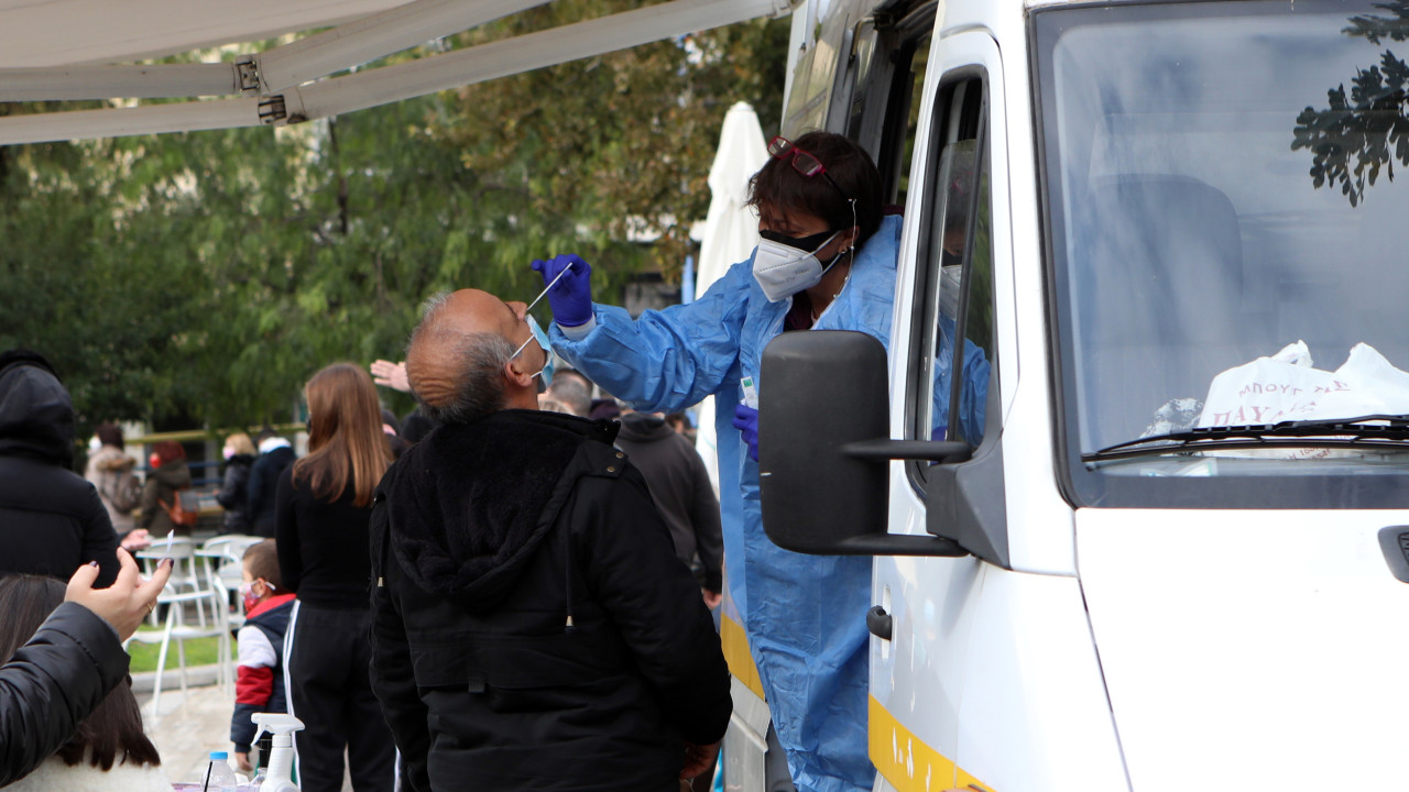 ΕΟΔΥ: 7 διασωληνώσεις και 27 θάνατοι από Covid-19 την τελευταία εβδομάδα