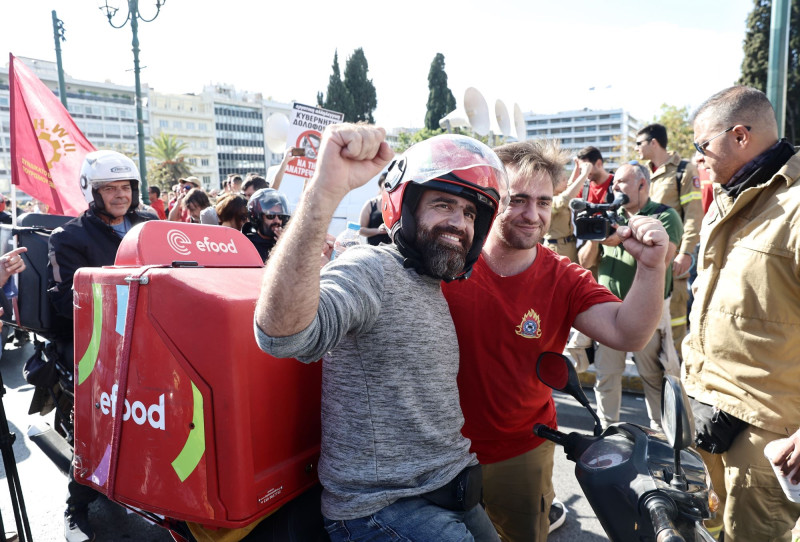 Εποχικοί πυροσβέστες: Συμπαράσταση στο Σύνταγμα από τους ντελιβεράδες – Φωτογραφίες