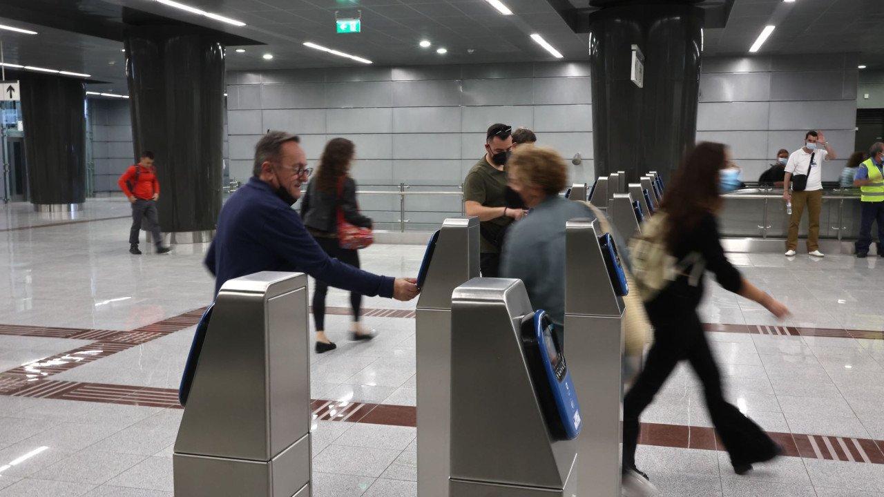 Εξαρθρώθηκε συμμορία που άρπαζε χρυσές αλυσίδες στο μετρό