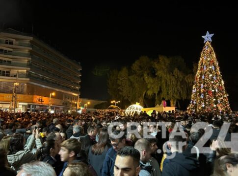 «Φόρεσε» τα γιορτινά του το Ηράκλειο – Φωταγωγήθηκε το χριστουγεννιάτικο δέντρο