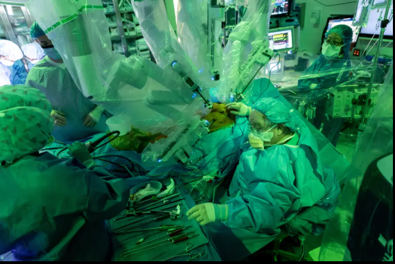 ΗΠΑ: Γυναίκα έλαβε την πρώτη πλήρως ρομποτική διπλή μεταμόσχευση πνεύμονα: «Απίστευτο πράγμα»