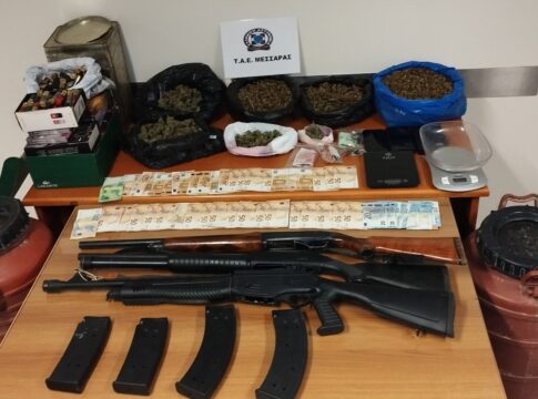 Ηράκλειο: Έκρυβε στο σπίτι του σχεδόν τρία κιλά χασίς, όπλα, μετρητά και λίρες