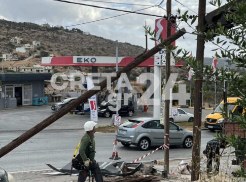 Kρήτη: Αυτοκίνητο «ξερίζωσε» στύλο φωτισμού