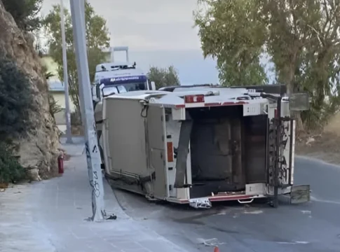 Κρήτη: Απορριμματοφόρο «τούμπαρε» στη μέση του δρόμου