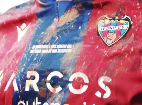 Λεβάντε: Οι ποδοσφαιριστές της ομάδας φόρεσαν λασπωμένες φανέλες για τα θύματα των πλυμμηρών στη Βαλένθια