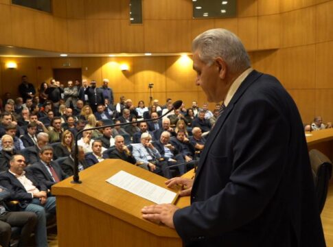 Με αέρα νίκης και πλήθος κόσμου ο Βαγγέλης Καρκανάκης παρουσίασε τα μέλη της παράταξης του και το όραμα του για το Επιμελητήριο Ηρακλείου