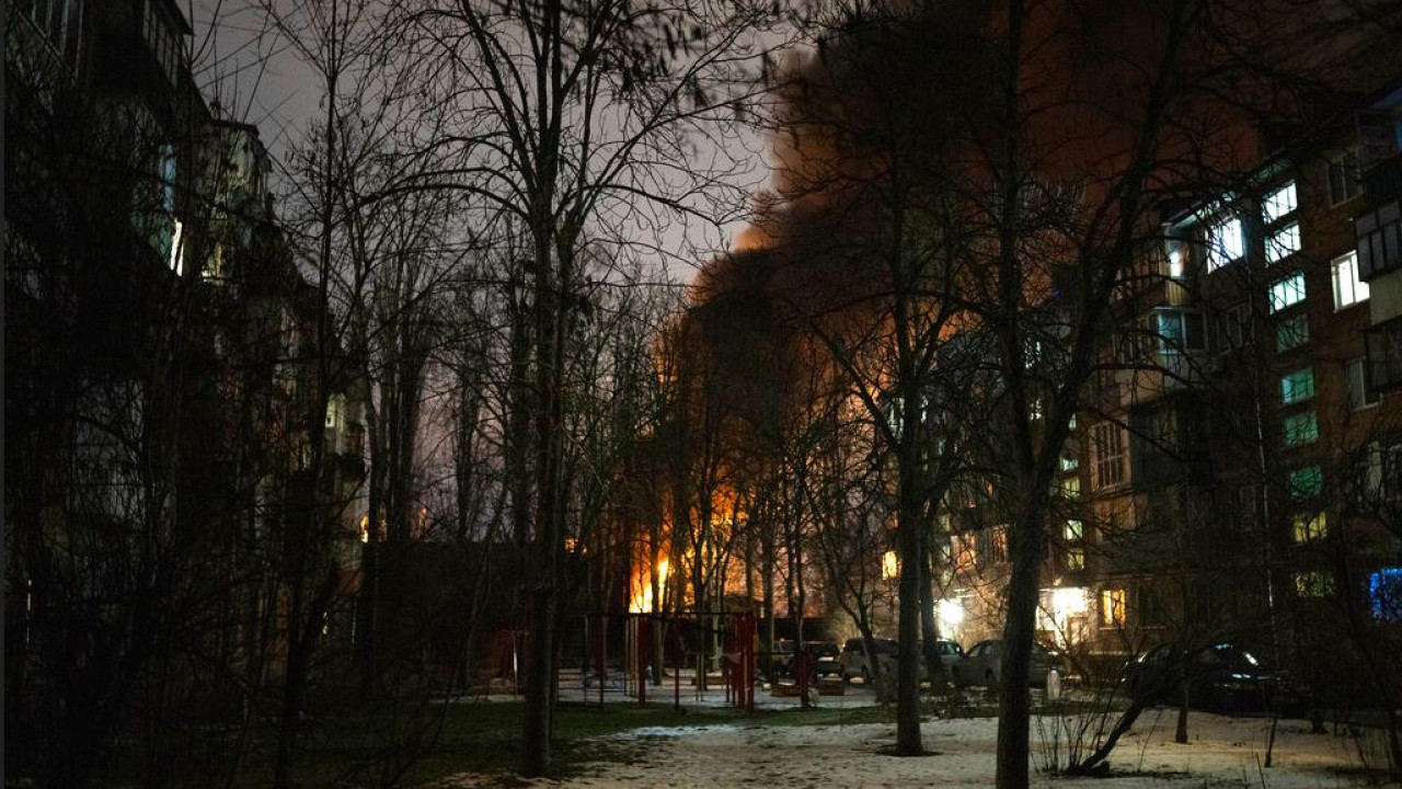 Πυρκαγιά σε κέντρο υγείας του Κιέβου ύστερα από αναφορές για επιδρομή ρωσικών drones