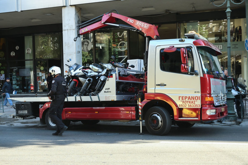 «Στο παίρνει ο γερανός!»: Συνεχείς οι έλεγχοι της Τροχαίας για δίκυκλα στο κέντρο