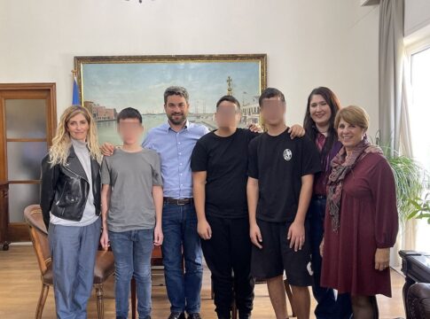 Στον Δήμαρχο Χανίων, τα παιδιά από το Παράρτημα Προστασίας Παιδιών και Νέων Χανίων στον Κουμπέ