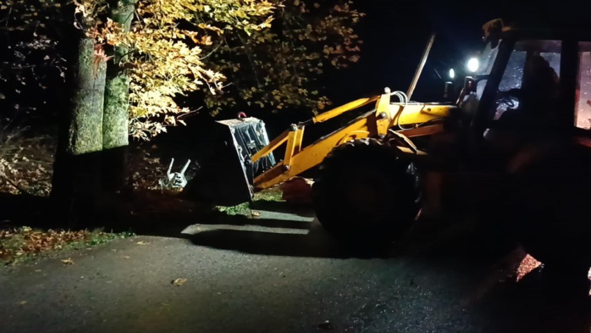 Τρίκαλα: Ισχυροί άνεμοι έριξαν δέντρα, έκλεισαν δρόμους σε χωριά