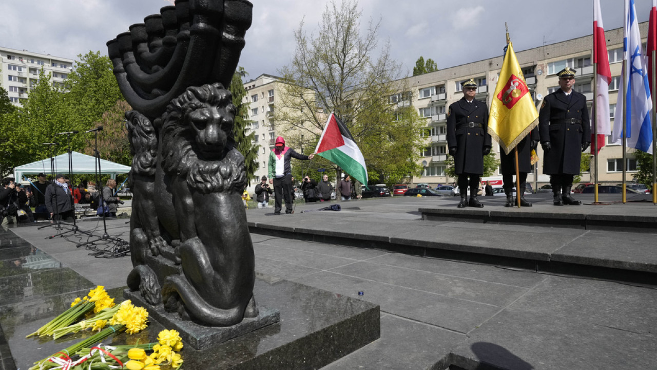 Βανδαλισμός του μνημείου Εξέγερσης του Γκέτο της Βαρσοβίας