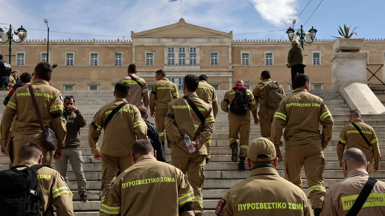 Βουλή: Προκλητική επίθεση των ΜΑΤ εναντίων των εποχικών πυροσβεστών καταγγέλλουν βουλευτές της αντιπολίτευσης, ζητούν άμεση ενημέρωση
