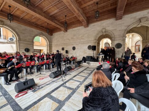 «Ανοίξετε την πόρτα σας να πούμε καλησπέρα!» Τα Χριστουγεννιάτικα κάλαντα στη Λότζια