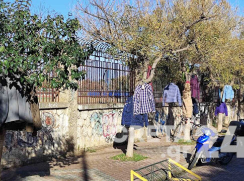 Χανιά: Κρέμασαν στα δέντρα τα μπουφάν τους για όσους έχουν ανάγκη