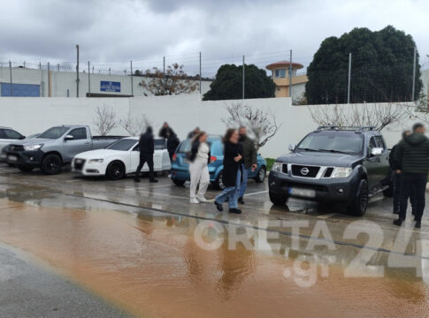 Χανιά: Συγκέντρωση συμπαράστασης από συγγενείς των κρατουμένων έξω από τις φυλακές