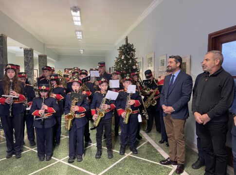 Χριστουγεννιάτικα κάλαντα, μελωδίες και ευχές πλημμύρισαν το Δημαρχείο Χανίων