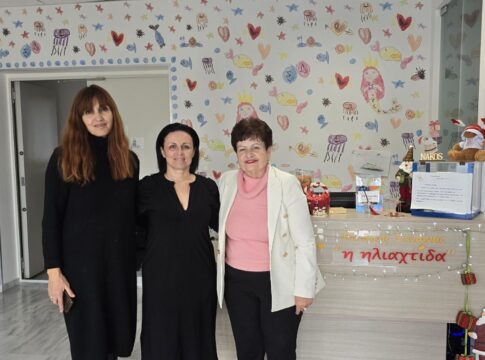 Χριστουγεννιάτικη πράξη αγάπης με προσφορά βιβλίων για την «Ηλιαχτίδα» από το Δήμο Ηρακλείου και το Σύλλογο Εκπαιδευτικών «Δ. Θεοτοκόπουλος»