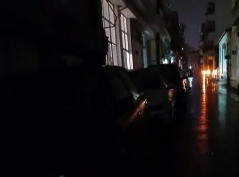 «Έπεσε» σκοτάδι στο κέντρο των Χανίων λόγω της βροχής